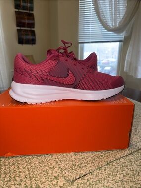 Nike Women’s Run Defy sneakers size 10.5 new/box without lid!!